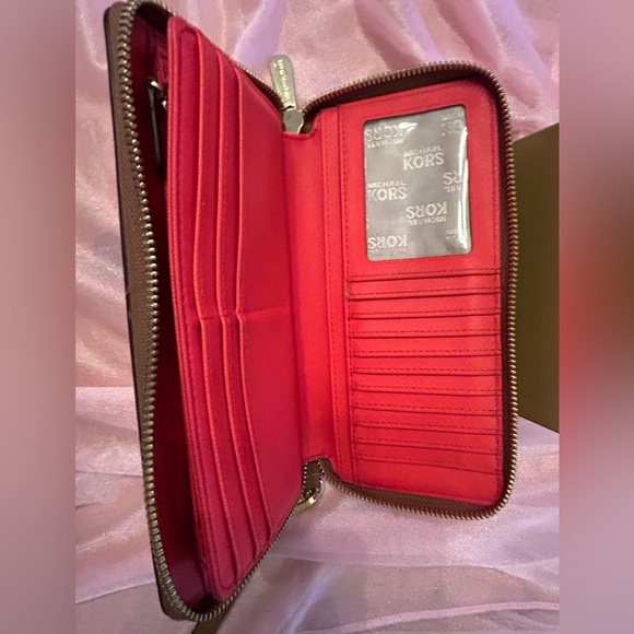 Michael Kors Tan Leather Wristlet/Wallet. - Picture 11 of 12